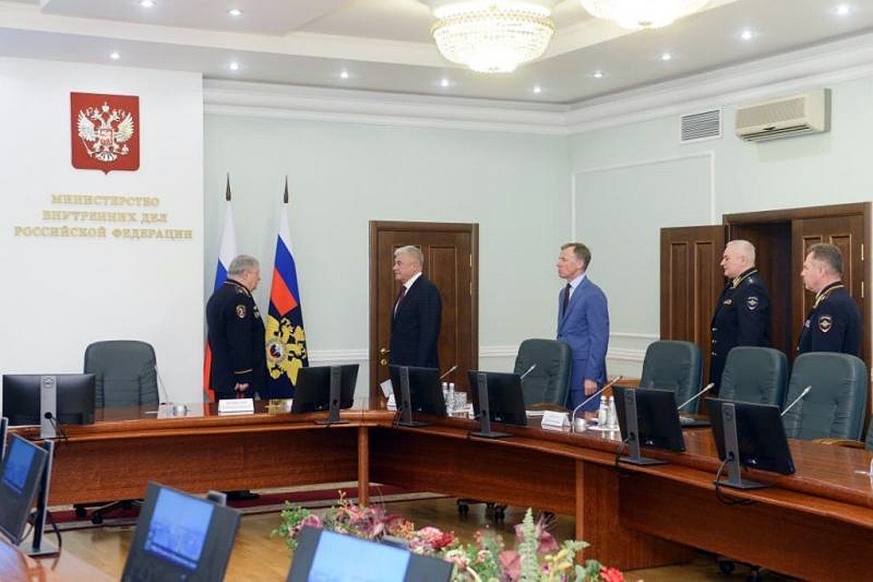 Среди первоочередных задач Колокольцев потребовал от Стефанкова нарастить усилия по противодействию IT-преступности и снизить аварийность на дорогах. Фото: МВД России