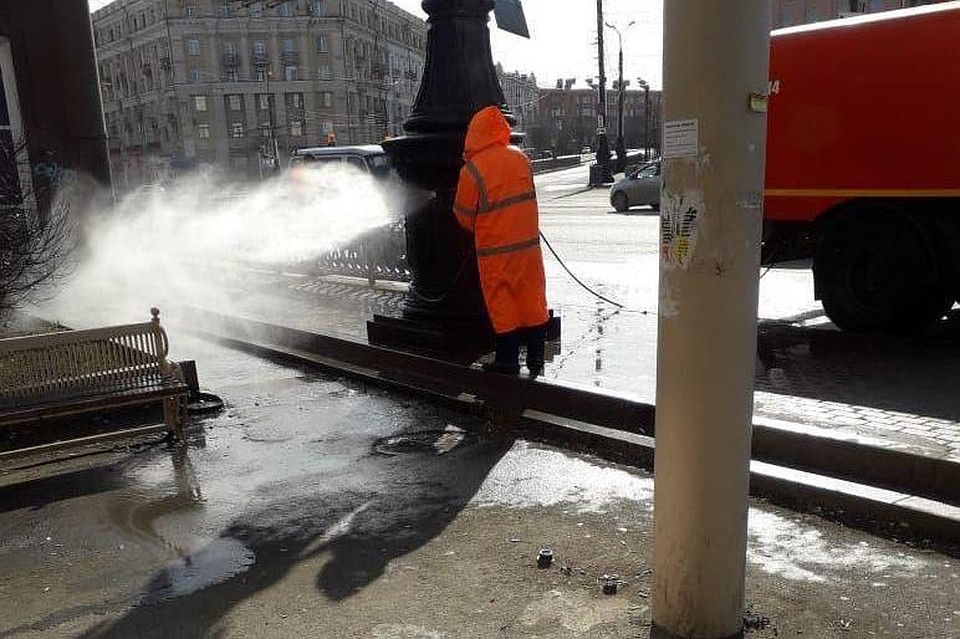 Пешеходов тоже нужно защищать от коронавируса. Фото: cheladmin.ru