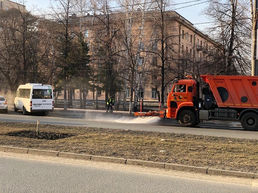 Для обработки используют также обычные поливочные машины. Фото: cheladmin.ru.