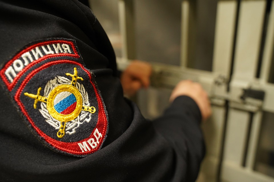 Задержанными оказались два молодых человека, один из которых ранее был судим за неправомерное завладение чужим автомобилем. Они находятся в полиции.