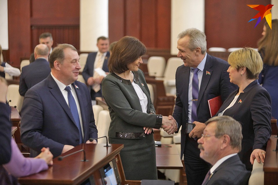 Депутаты здоровались друг с другом за руку.