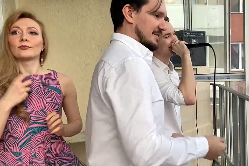 Артисты оперного театра Челябинска устроили концерт на балконе. Скрин из видео https://vk.com/chelopera_ballet