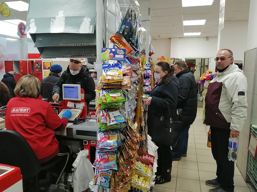 В магазинах далеко не все соблюдают социальную дистанцию