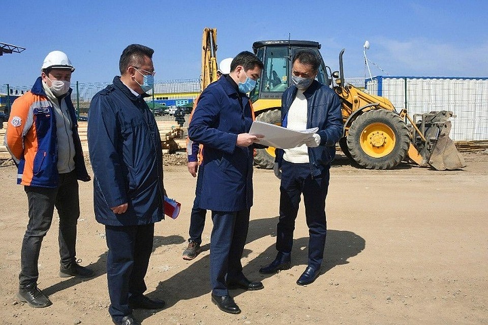 Представителям подрядной компании дано поручение выполнить всю работу качественно и в срок.