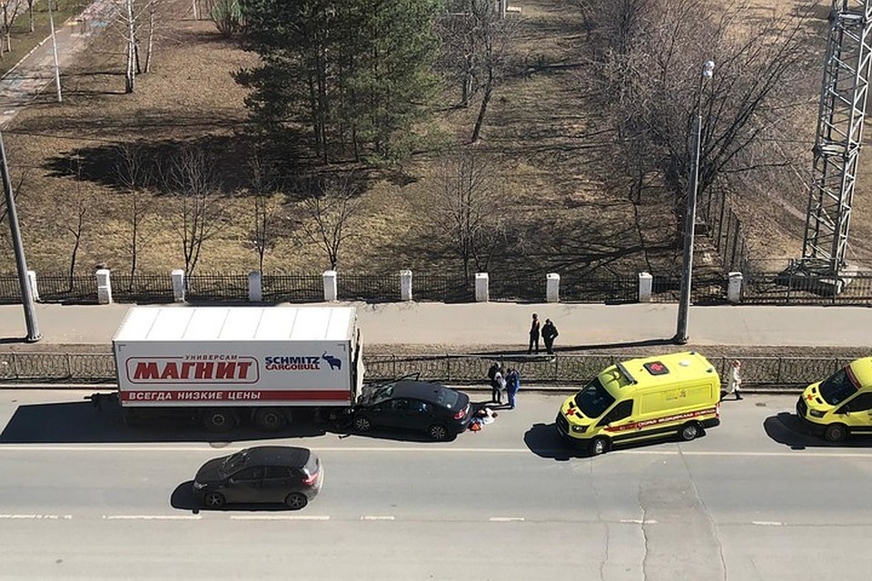 На месте аварии работали полиция и медики