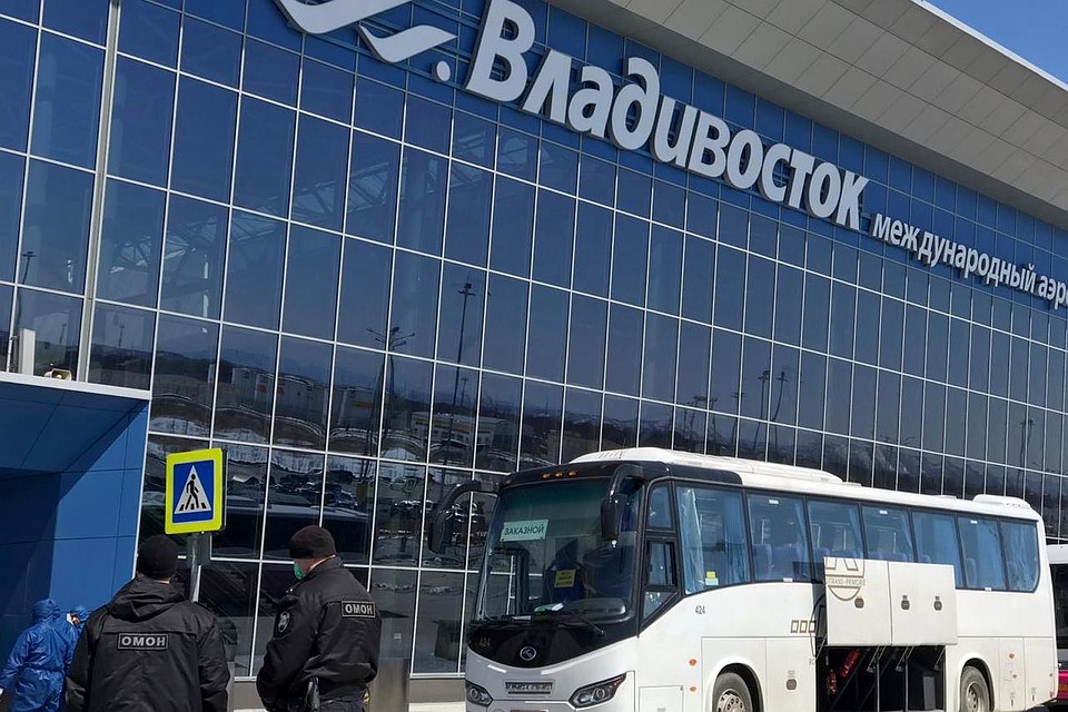 ОМОН встречает граждан Китая в аэропорту Владивостока