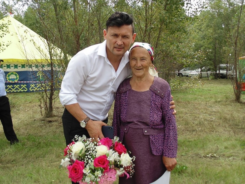 Анвар очень любил и уважал своих родителей, часто приезжал к ним в деревню Аврюзтамак.