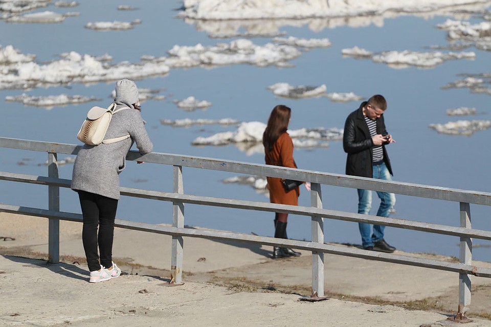 На Оби в районе Барнаула начался ледоход. Фото: Олег УКЛАДОВ