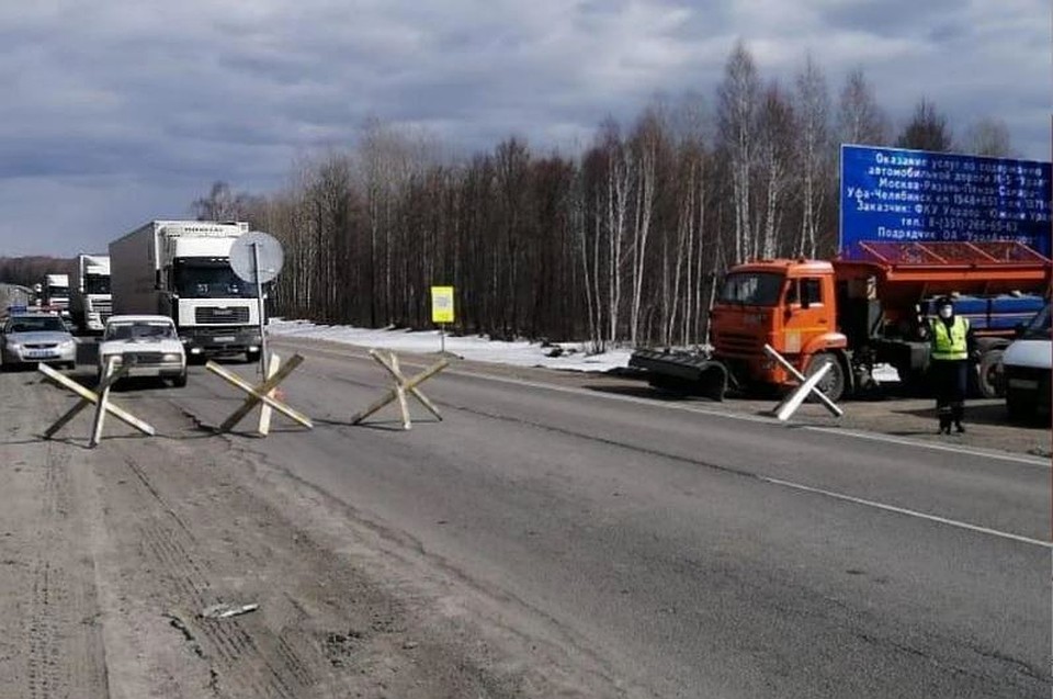 Люди в форме на границах Челябинской области уточняют у автомобилистов цель поездки. Фото: пресс-служба ГУ МВД России по Челябинской области.