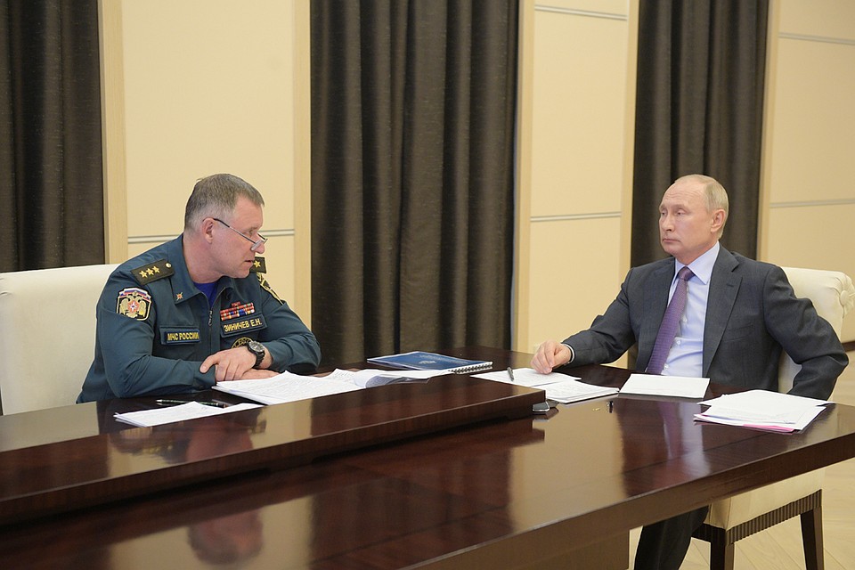 Президент РФ Владимир Путин и глава МЧС РФ Евгений Зиничев во время совещания о ситуации с паводками и пожарами в регионах в режиме видеоконференции в Ново-Огарево. Фото: Алексей Дружинин/ТАСС