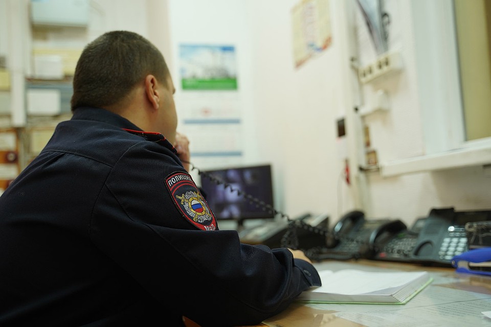 Полицейские и сотрудники Следственного комитета разбираются в обстоятельстве трагедии, которая произошла в центре Москвы.