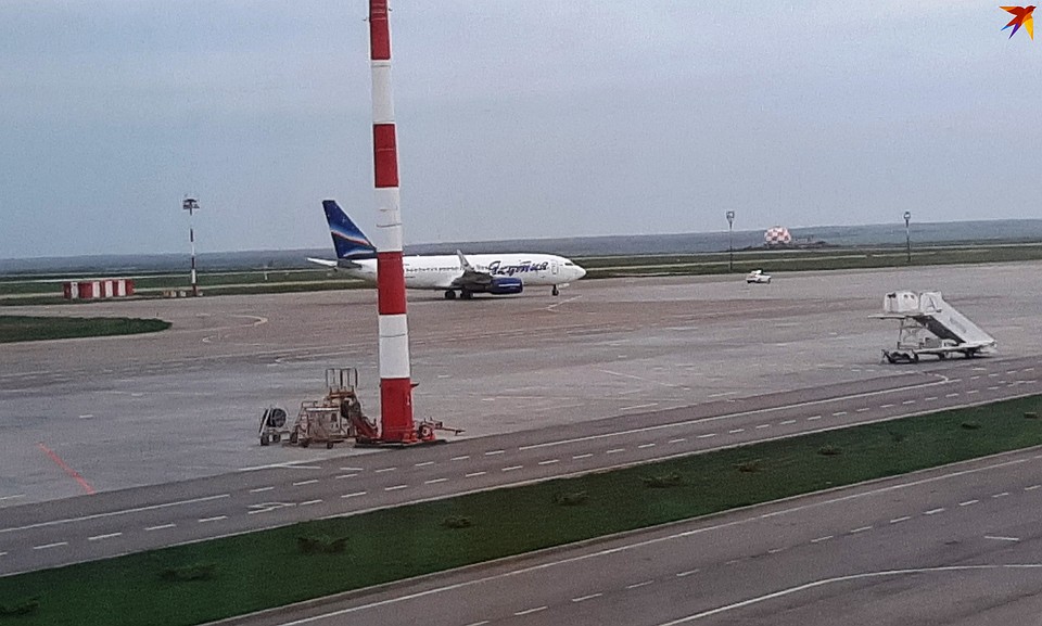 Рабочих с признаками коронавируса сразу из аэропорта увезут на "скорых" в госпитали, здоровых - на автобусе - в санаторий.
