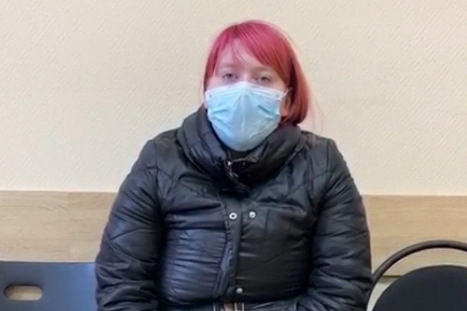 Полицейские Петербурга нашли вандалку, которая потушила Вечный огонь на Марсовом поле. Фото: ГУ МВД по Петербургу и Ленобласти