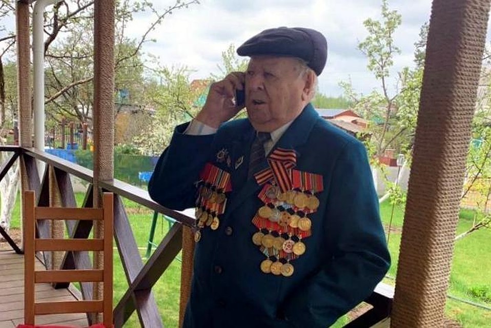 Дмитрий Алексеевич Черничкин принимает поздравления. Фото: сайт горадмиистрации.