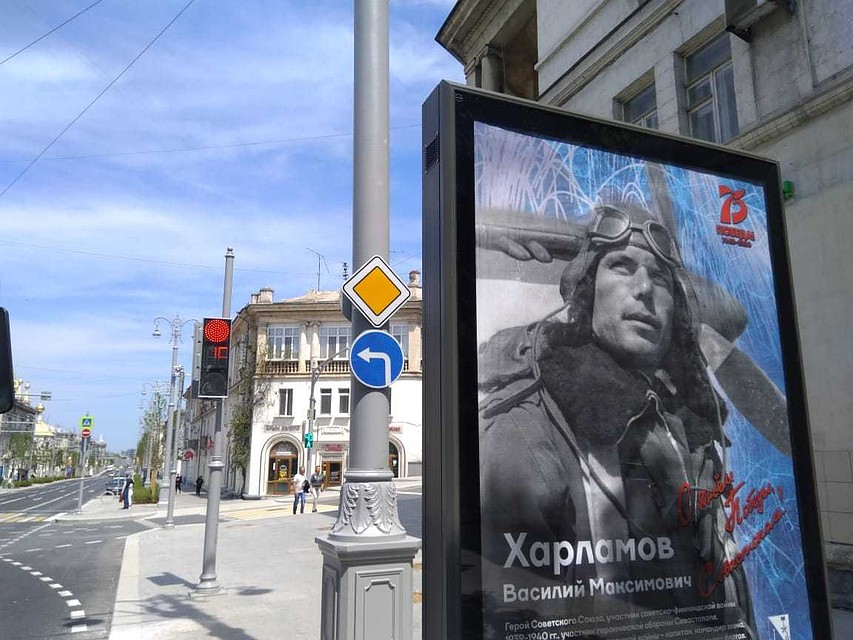 Дорожный знак можно увидеть только если зайти за рекламный щит