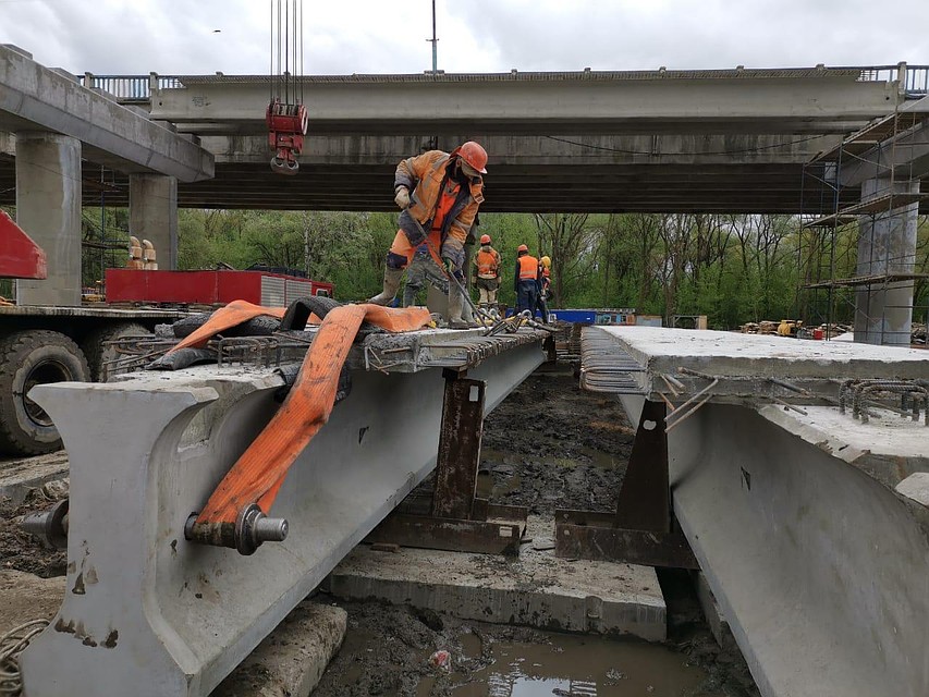 Сейчас на Литейном мосту работают свыше 150 человек