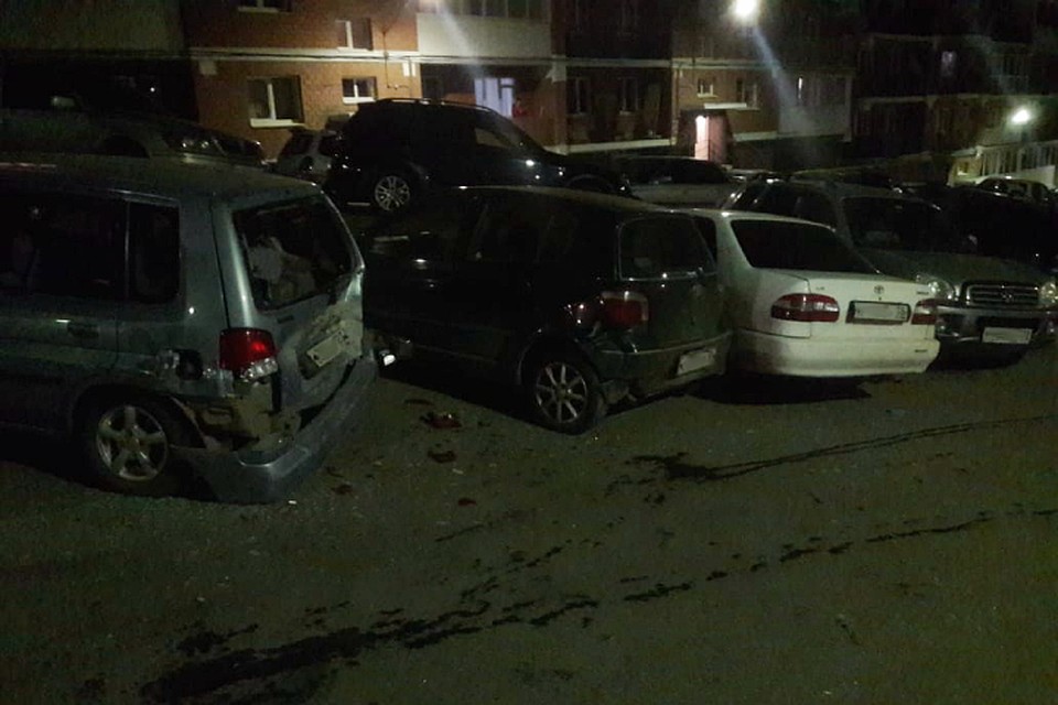 Пьяный угонщик протаранил около 10 автомобилей на парковке в Иркутске. Фото: группа "ДТП 38RUS"