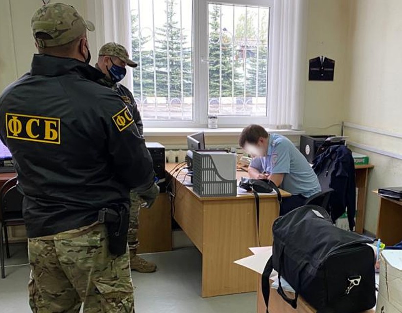 В Смоленске сотрудники ГИБДД попался на взятке. Фото: СУ СК России по Смоленской области.