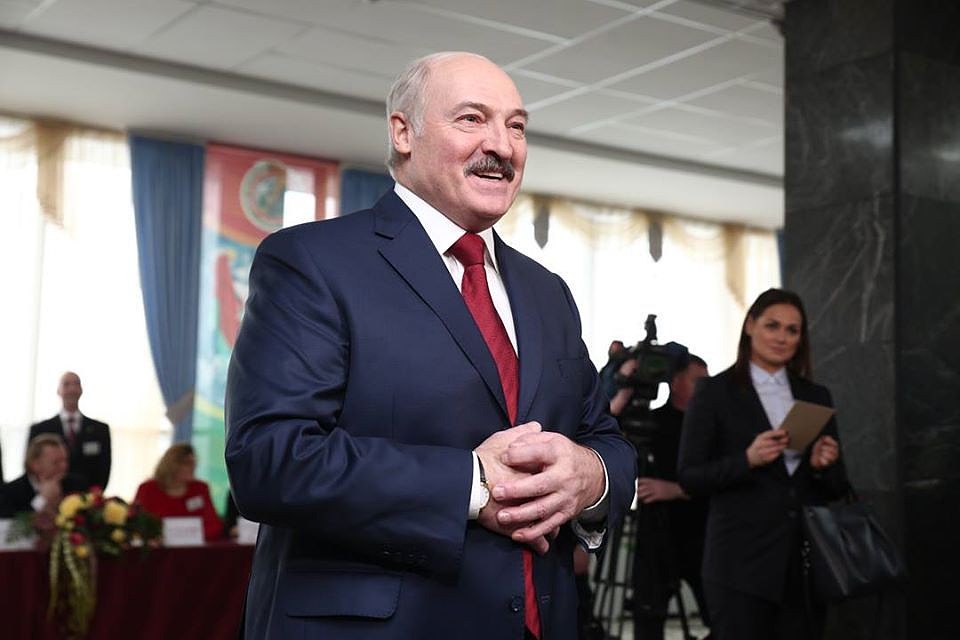 Лукашенко подал в ЦИК документы на регистрацию инициативной группы