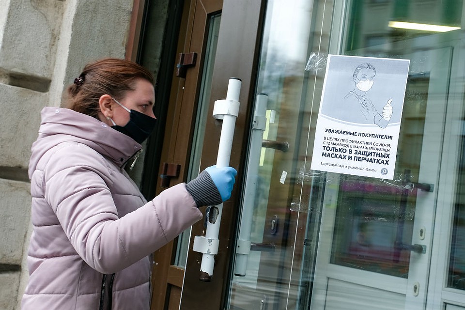 В некоторых магазинах отказываются отпускать товар покупателям без масок, ссылаясь на постановление правительства.
