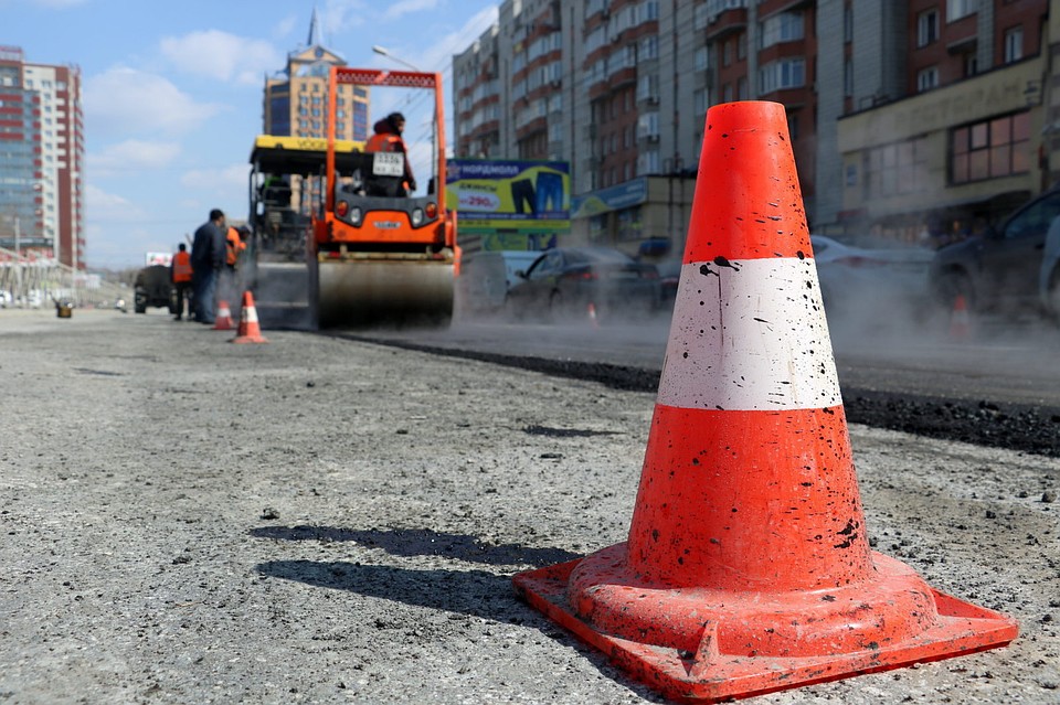 Яркие конусы на проезжей части – традиционная примета городского пейзажа.