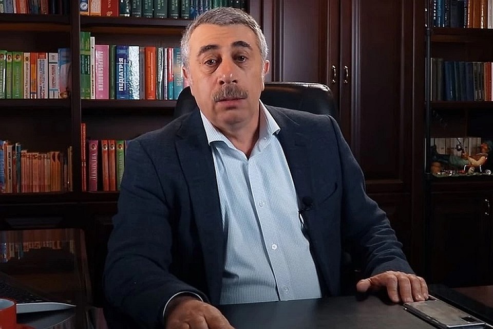 Доктор Комаровский рассказал, что мыть руки - эффективнее, чем одевать защитные перчатки. Фото: стоп-кадр видео.