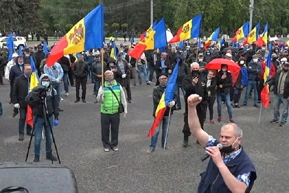 За провалившимся протестом в центре Кишинева стоят политик Ренато Усатый и похититель миллиардов Илан Шор. Фото: скриншот видео