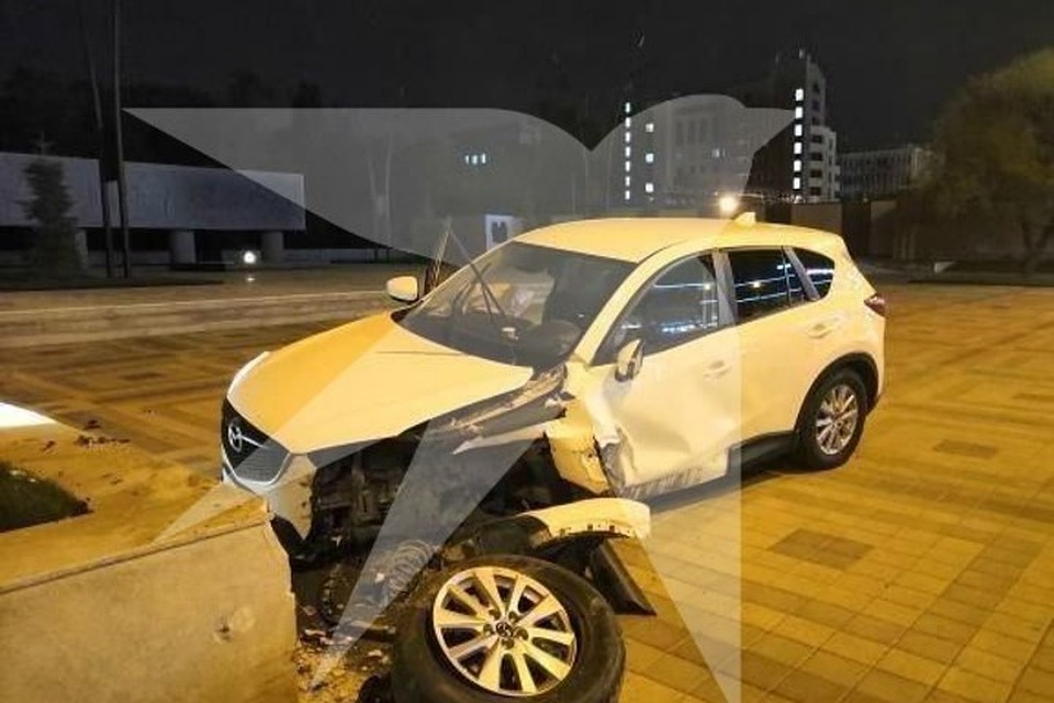 В Краснодаре мужчина пытался скрыться от полиции на авто и влетел в Вечный огонь