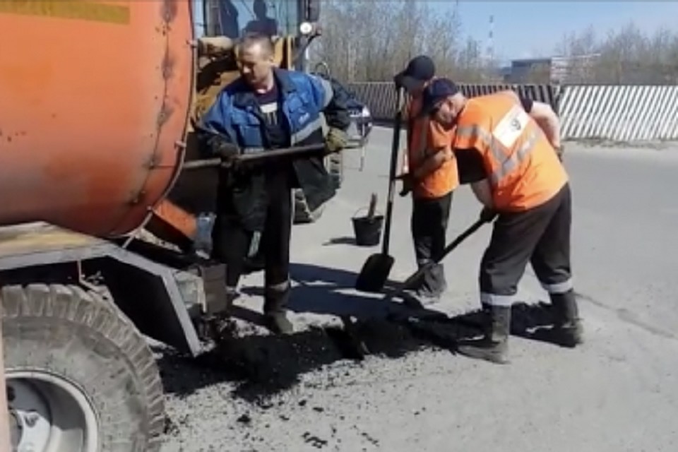 В Надыме приступили к ямочному ремонту дорог Фото: nadymregion.ru