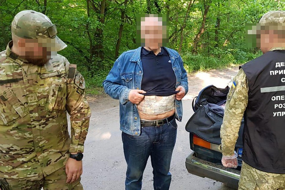 Пачки с 500-гривневыми банкнотами мужчина обвязал вокруг тела. Фото: ГПСУ