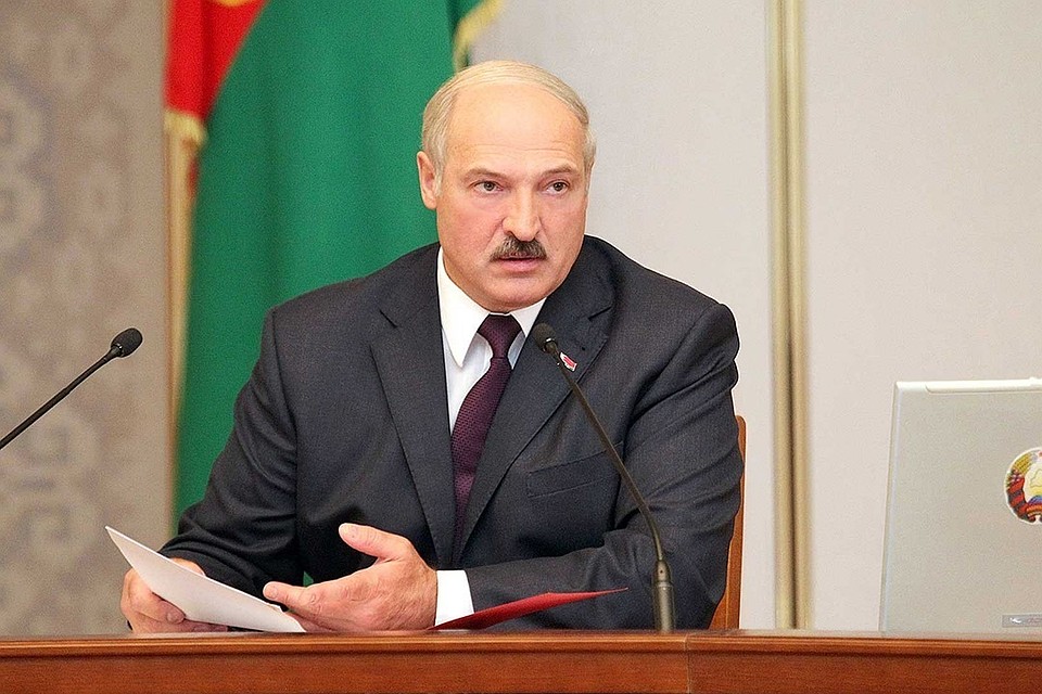 Президент считает, что сейчас крайне важно найти пути сохранения сельскохозяйственных и промышленных отраслей страны. Фото: belta.by