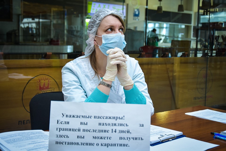 Сотрудники Роспотребнадзора встречают прилетевших в аэропорту и проводят тесты.