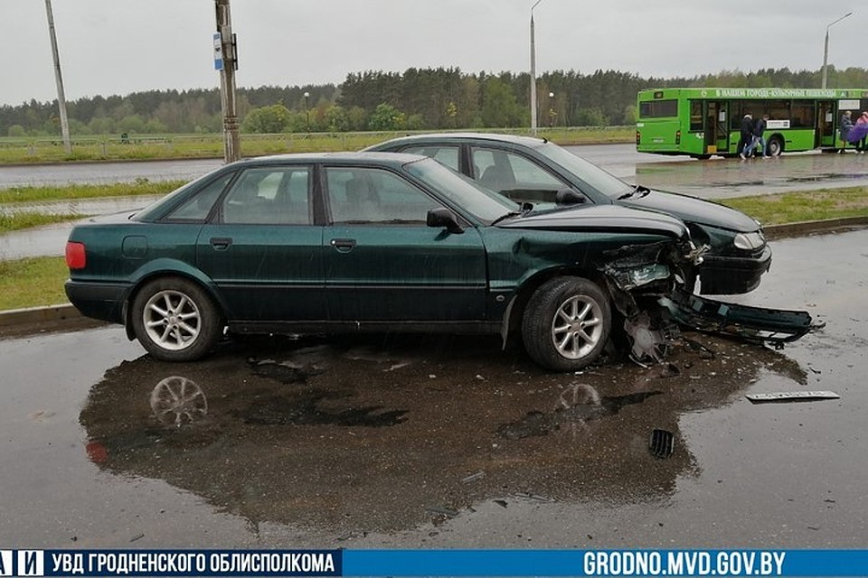 В Гродно водитель протаранил авто, снес столб и попытался скрыться с места происшествия. Фото: ГАИ УВД Гродненского облисполкома