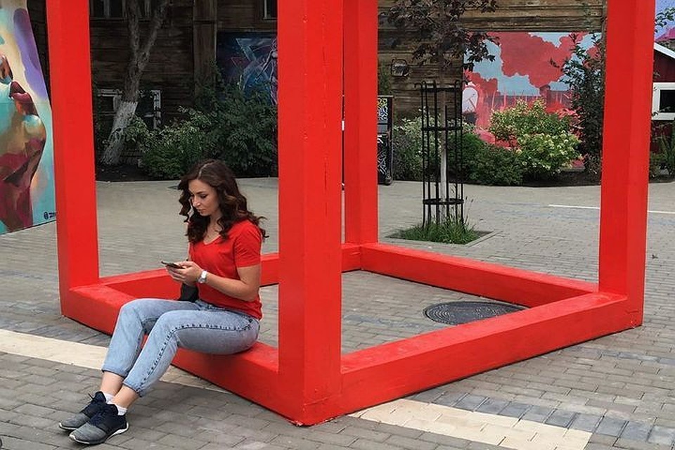 Девушка ждет-не дождется, когда наконец сможет выйти из дома