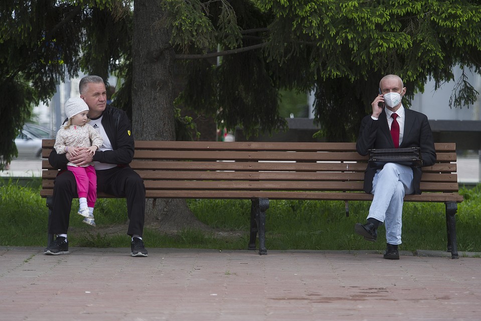 На улице маски носить не обязательно, если соблюдать социальную дистанцию в полтора метра.