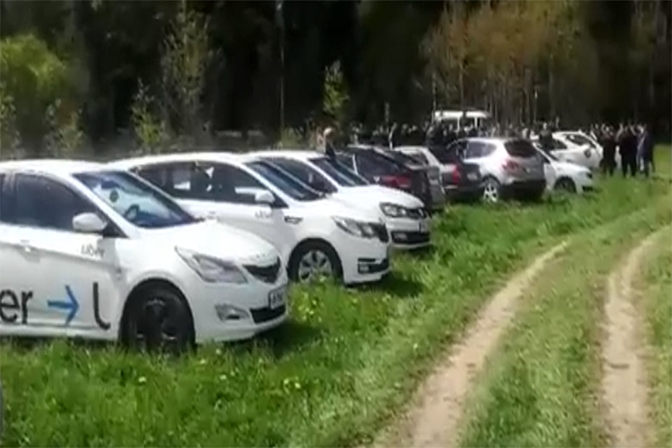 В Вязьме таксисты устроили памятную акцию в память об убитом коллеге. Фото: vk.com/avtokadr_67.