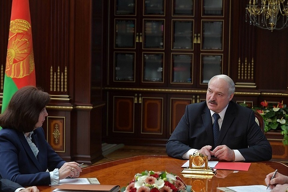 Александр Лукашенко назвал митинги во время предвыборной гонки "гвалтом" и сказал, что отвлекаться на них нельзя. Фото: belta.by.
