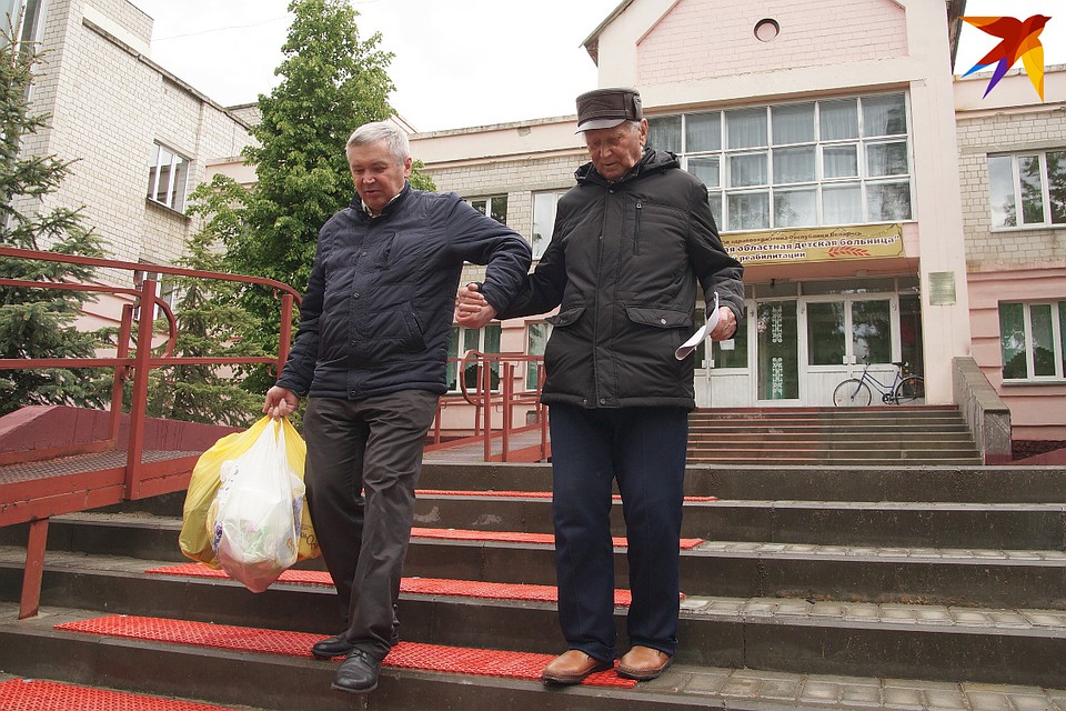 89-летнего дедушку подняли на ноги после пневмонии