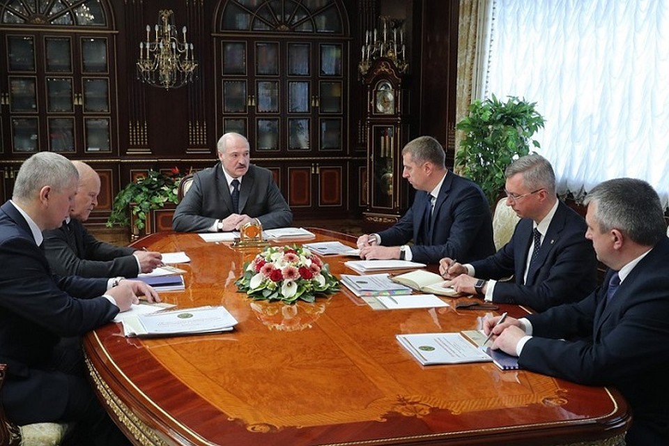 Лукашенко пояснил, что поддержка зарплат бюджетников будет производиться в условиях жестких бюджетных ограничений. Фото: belta.by.