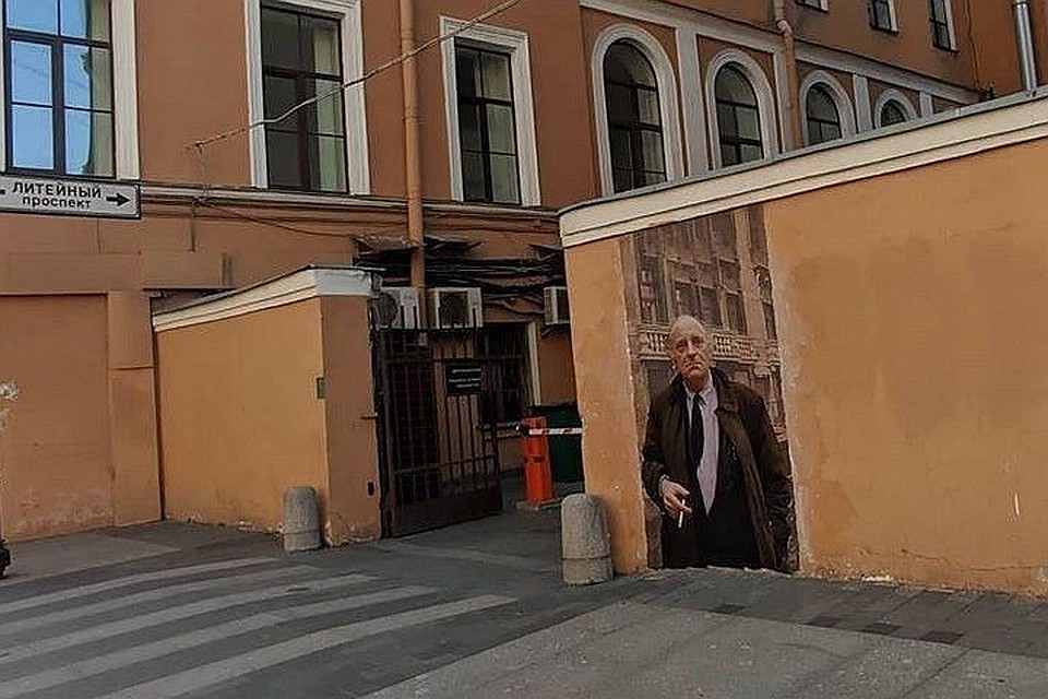 Портрет на ученическом заборе. В Петербурге закрасили граффити с Бродским