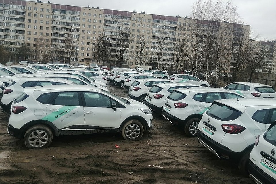 Сотни машин каршеринга в Петербурге ждут начала работы. Фото: vk.com/spb_today