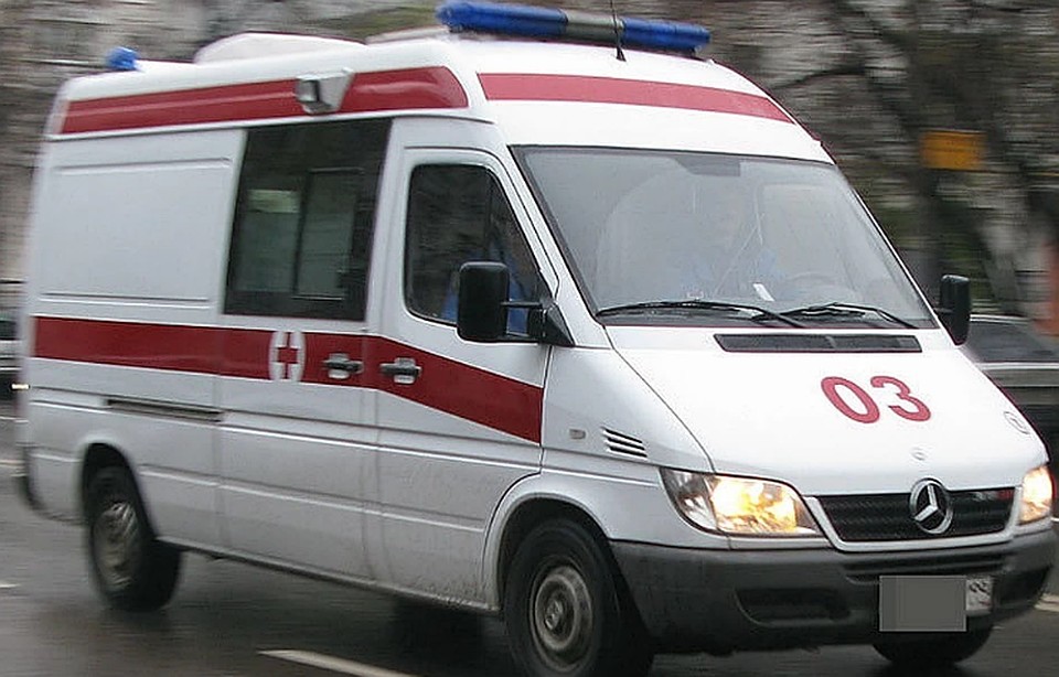 Ребенка с травмами увезла в больницу скорая помощь.