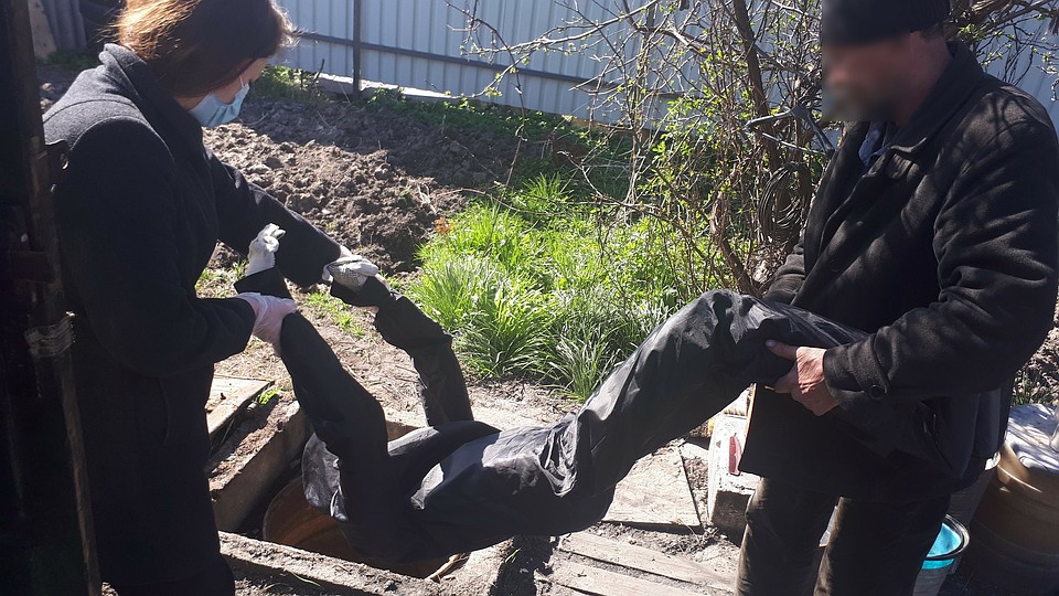 Как прятали труп в колодце, пособник убийцы продемонстрировал во время проверки показаний на месте преступления.