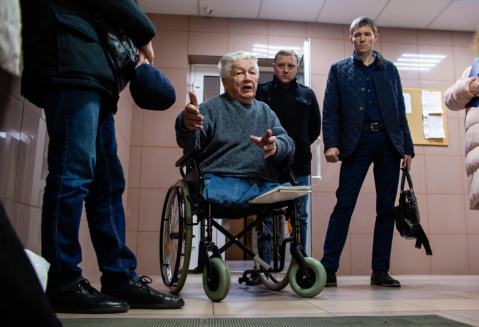 Ильяз Зинуров в подъезде своей высотки.