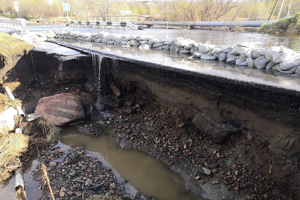 Паводок начал разрушать дорогу. Фото: Управление городского хозяйства Мурмаши