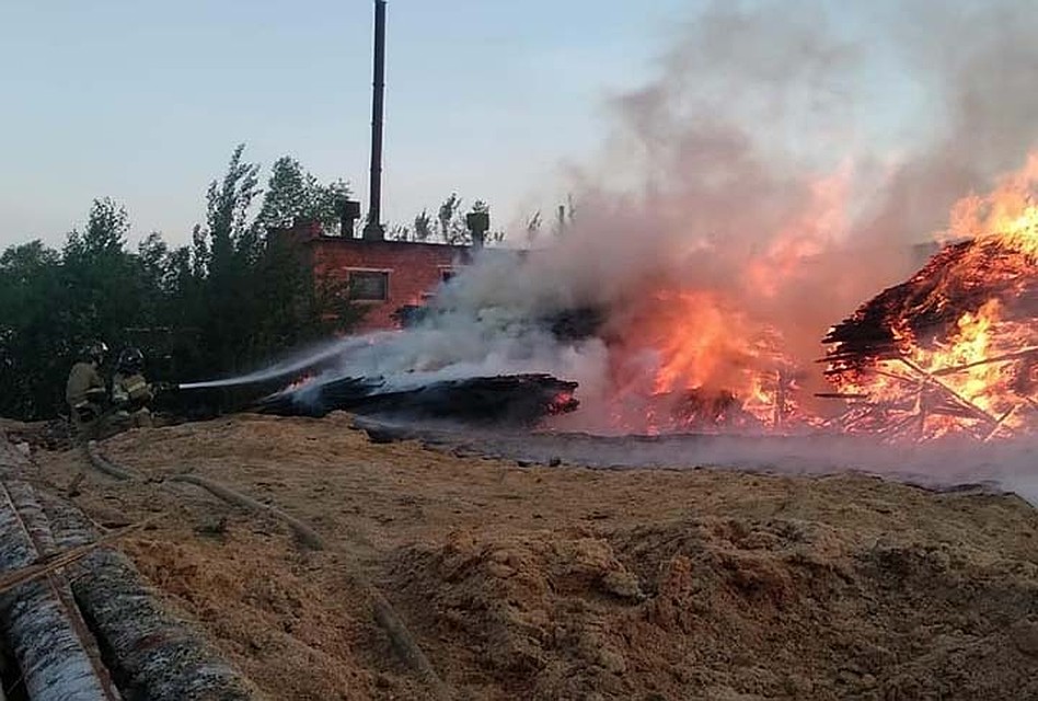 Пожар на территории мебельного центра на окраине Хабаровска тушили больше полутора часов