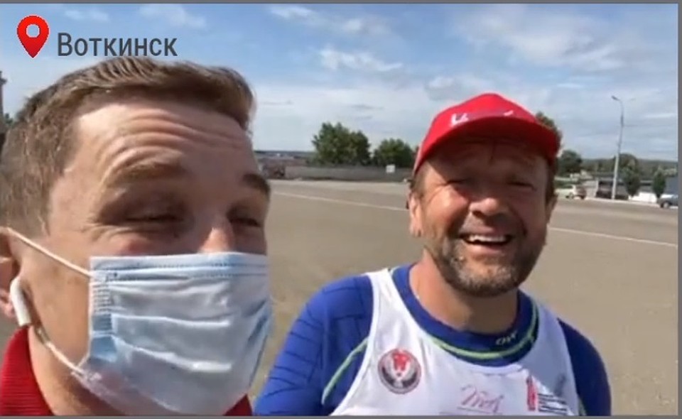 На фото Михаил Пасынков (справа) и министр по физической культуре, спорту и молодежной политике Александр Варшавский (слева) после финиша. ФОТО: Скриншот