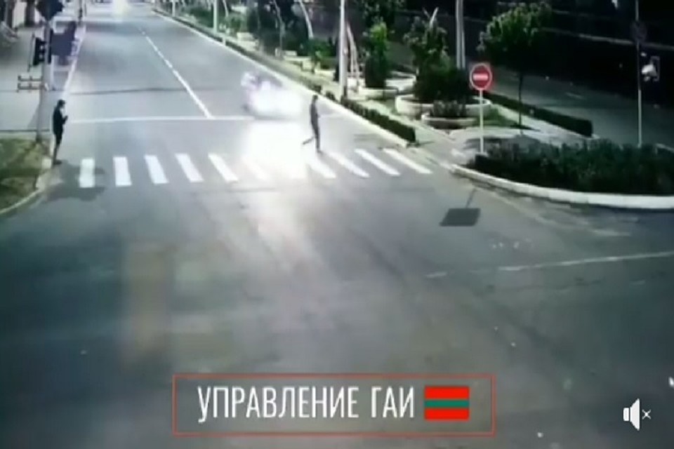 Через мгновение автомобиль собьет парня насмерть (Фото: скрин с видео).