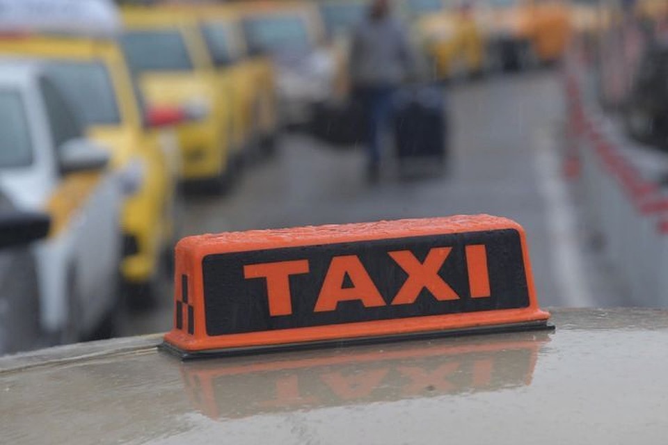 В Новосибирске таксист не выпускал девушку из салона авто, пока она не дала ему свой номер телефона.