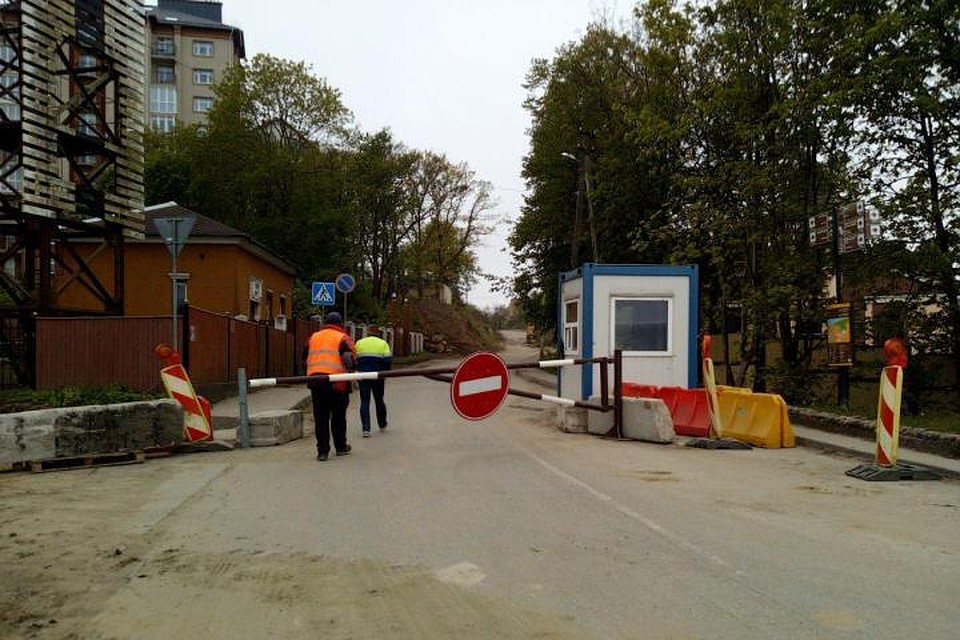 Дорогу обещают открыть к 1 сентября, когда дети пойдут в школу.